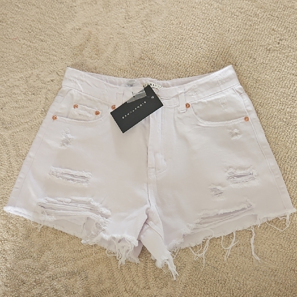 NWT! Signature8 White Distressed Denim Shorts Size Small